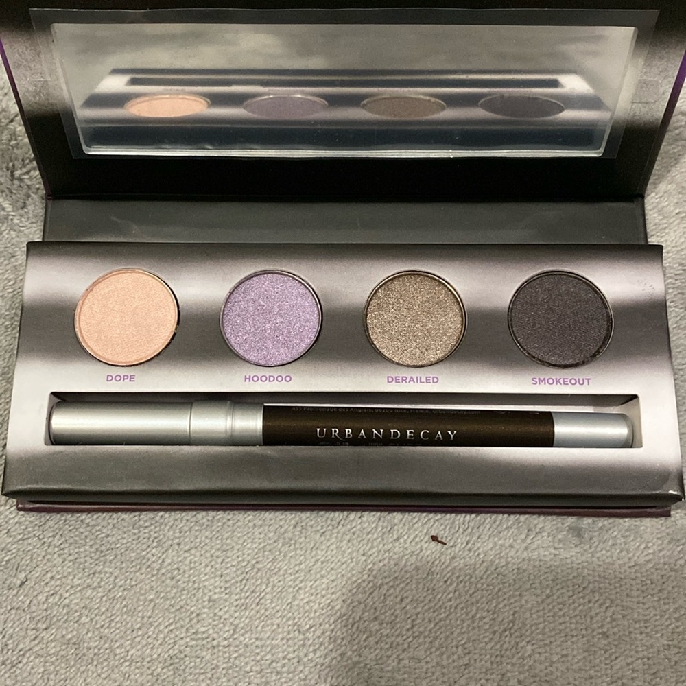 Urban decay exclusive set—eyeshadow with eye pencil